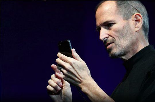 Steve Jobs Holding iPhone Wrong 4.avif