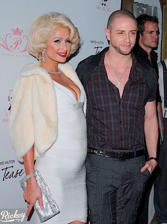Paris Hilton Pregnant 1.avif
