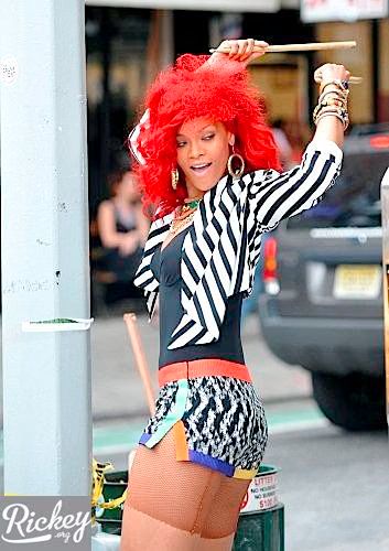 100926F8_RIHANNA_B-GR_23.jpg