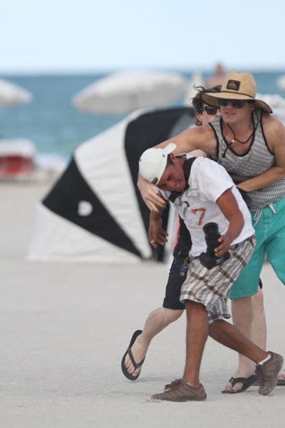 Adam Lambert Attacks Photographer 01-2010-09-17.jpg