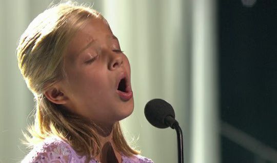 Jackie Evancho Pie Jesu 01-2010-09-07.jpg