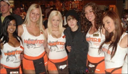 Justin Bieber Hooters.jpg