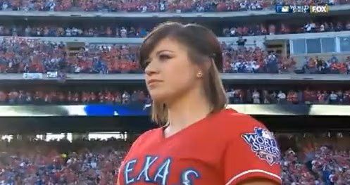 Kelly Clarkson National Anthem World Series 01-2010-10-30.jpg