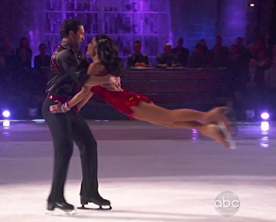 Bethenny Frankel Skating 01-2010-11-22.jpg