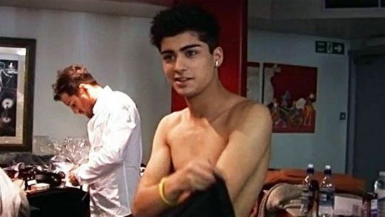 Zayn Malik Shirtless X Factor 01-2010-11-09.jpg