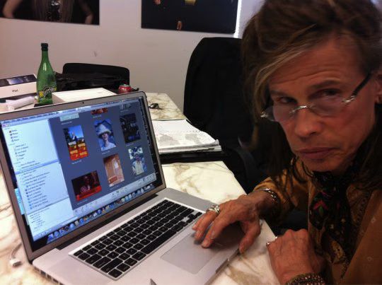 Steven Tyler Twitter 02-2011-02-02.jpg