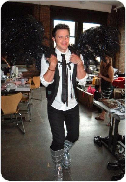 Kris Allen Wings Picture Boots 01 2011 03 29