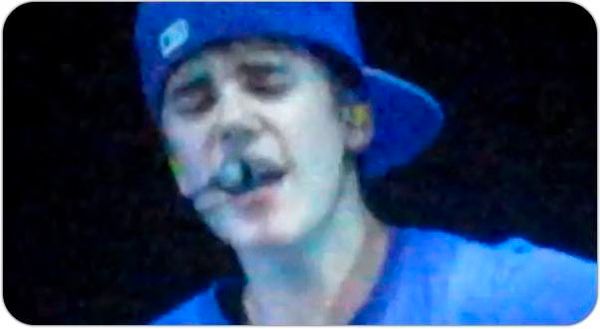 Justin Bieber cries on stage in Melbourne.jpg Justin Bieber cries on stage in Melbourne
