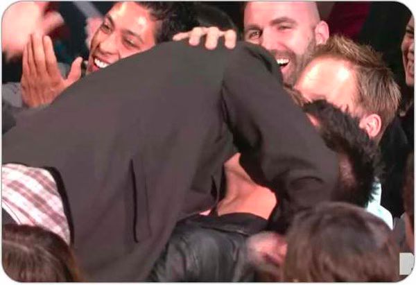 Taylor Lautner and Robert Pattinson kiss on 2011 MTV Movie Awards
