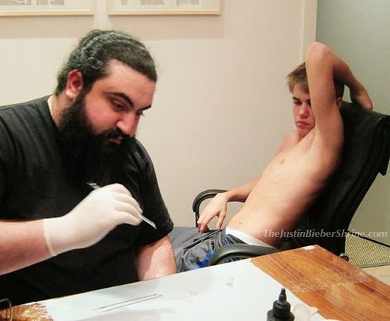 Justin Bieber and Dad get matching tattoos 01 2011 07 25