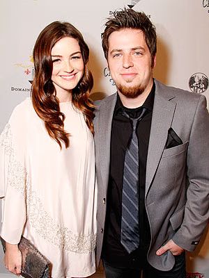 Lee DeWyze is engaged