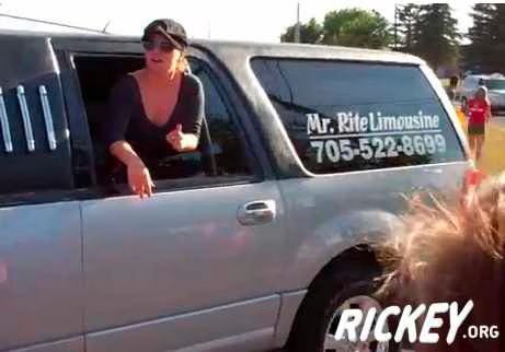 Kelly Clarkson arrives at Sudbury Airport  Video