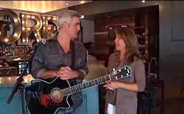 Taylor Hicks sings  Gonna Move at his restaurant Ore