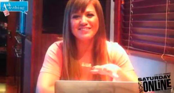 Kelly Clarkson  Saturday Night Chat  Video