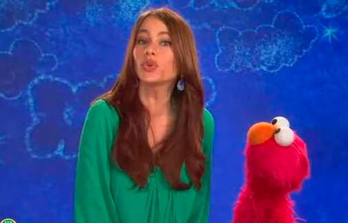 Sofia Vergara and Elmo  Baile  Video