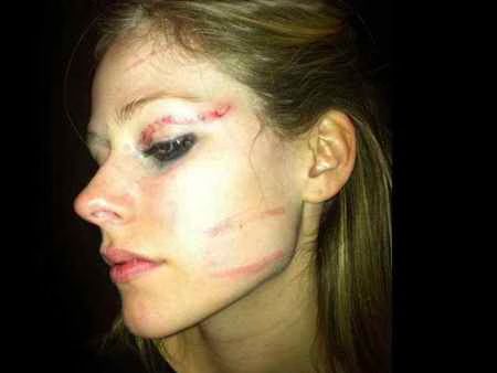 Avril Lavigne Bar Attack Picture