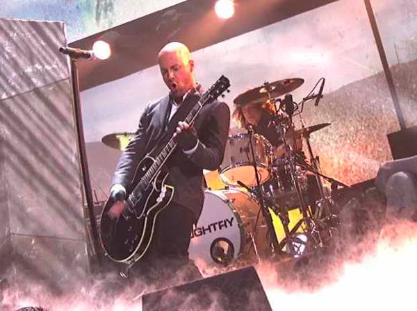 Daughtry  Crawling Back To You  American Music Awards