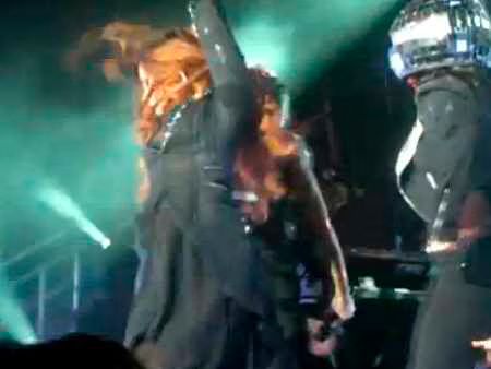 Demi Lovato Pulls Out Hair Extensions During Performance - Video.jpg Demi Lovato Pulls Out Hair Extensions During Performance Video