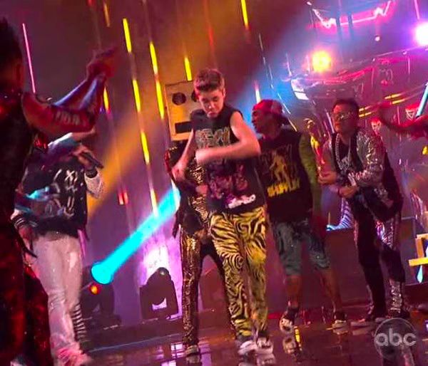 Justin-Bieber-in-a-Zubaz-LMFAO-02-2011-11-20.avif