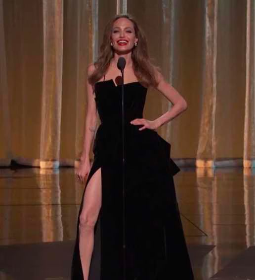 Angelina Jolie - Leg Slip - 2012 Academy Awards Oscars.jpg Angelina Jolie Leg Slip 2012 Academy Awards Oscars