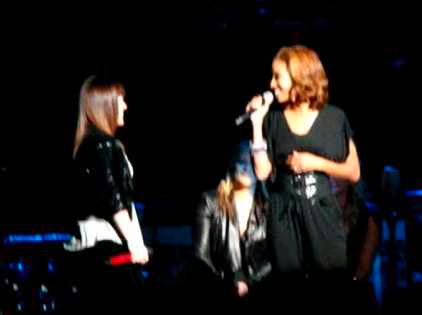 Kelly Clarkson and Tamyra Gray  Exhale Shoop Shoop  Video