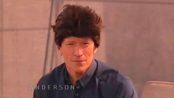 Anderson Cooper wigs out with Miss Piggy  Video