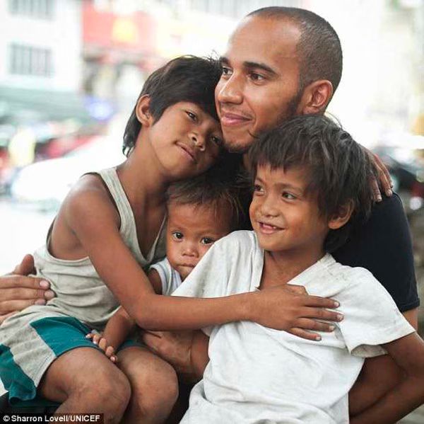 Lewis Hamilton and street children in Manila 01 2012 03 29