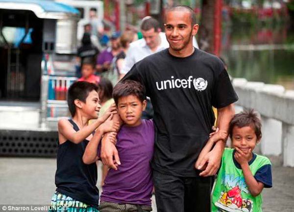 Lewis Hamilton and street children in Manila 02 2012 03 29