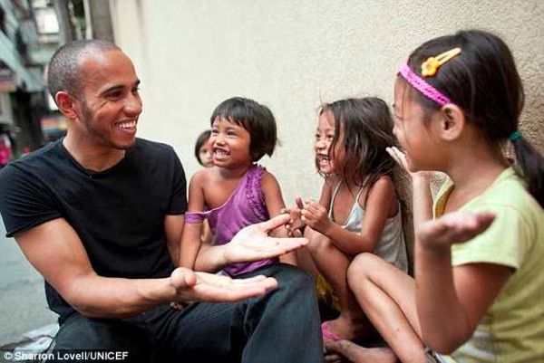 Lewis Hamilton and street children in Manila 03 2012 03 29