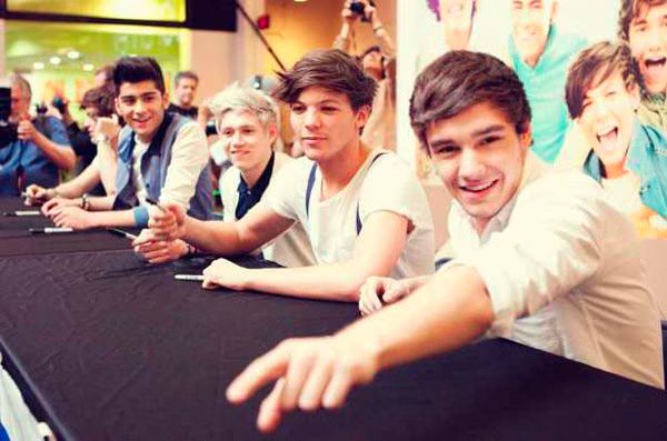 One Direction debuts at 1 on Billboard 200
