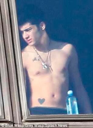 Zayn Malik Shirtless Australia Heart Tattoo.jpg Zayn Malik Shirtless Australia Heart Tattoo
