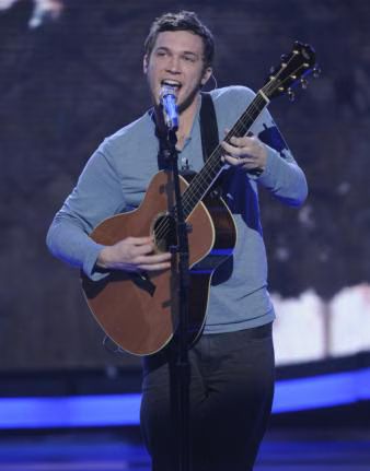 phillip-phillips-on-stage_338x431