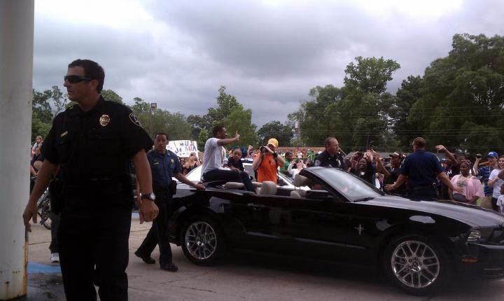 Joshua Ledet Arrives for Homecoming