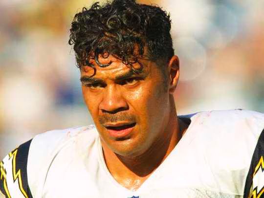 Junior Seau Commits Suicide  Dead at 43