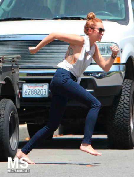 Miley Cyrus Sideboob 01 2012 05 22