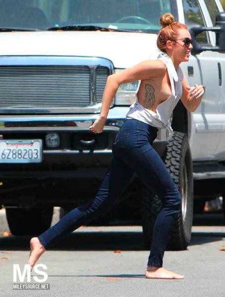 Miley Cyrus Sideboob 02 2012 05 22