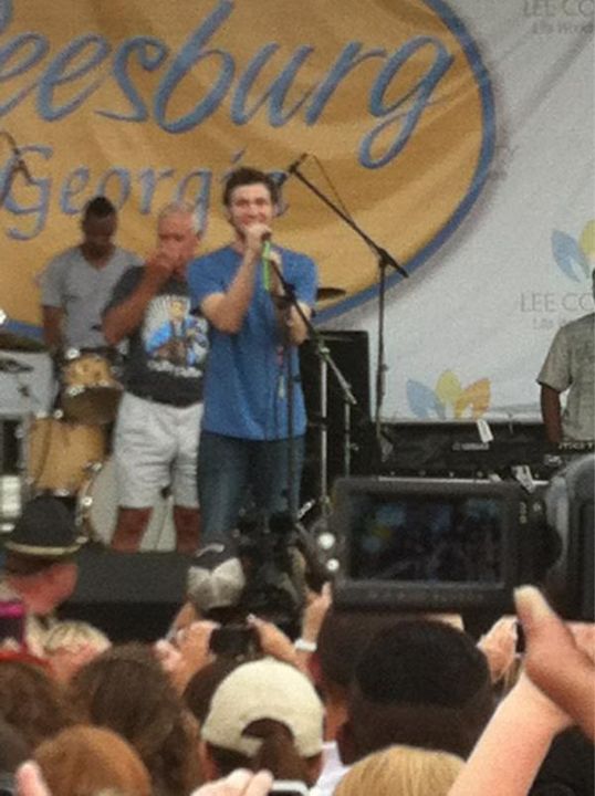 Phillip Phillips Performs at Homecoming