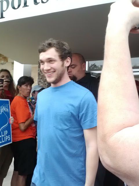 Phillip Phillips Arrives for Homecoming