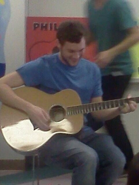 Phillip Phillips Arrives for Homecoming