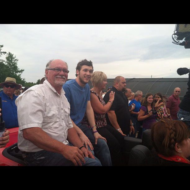 Phillip Phillips Arrives for Homecoming