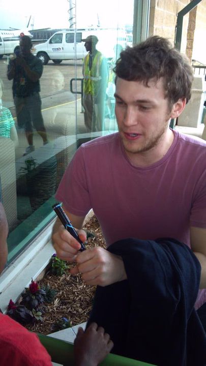 Phillip Phillips Arrives for Homecoming
