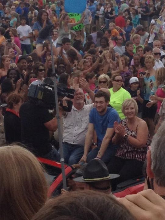 Phillip Phillips Arrives at Homecoming
