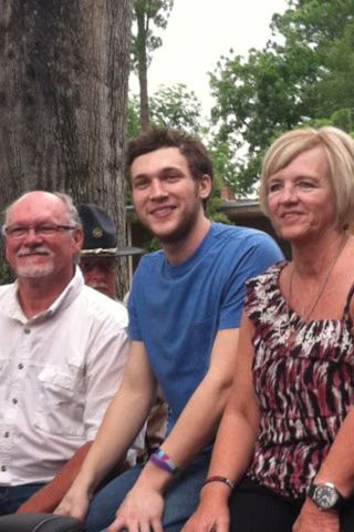 Phillip Phillips Arrives for Homecoming