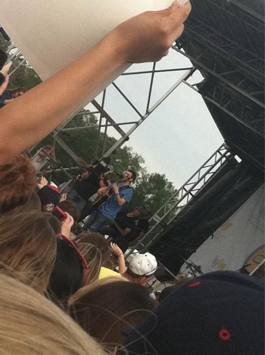 Phillip Phillips Performs at Homecoming