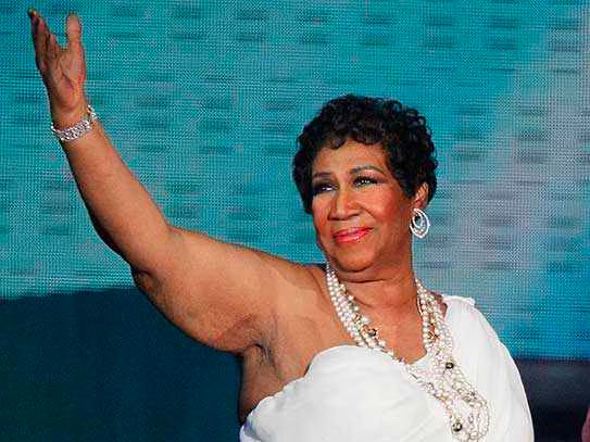 Aretha Franklin offers herself as judge of American Idol