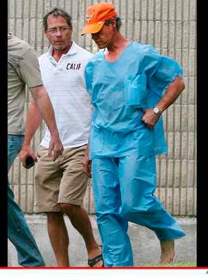 Randy Travis leaves jail in Paper Suit after Naked DWI arrest  Photo