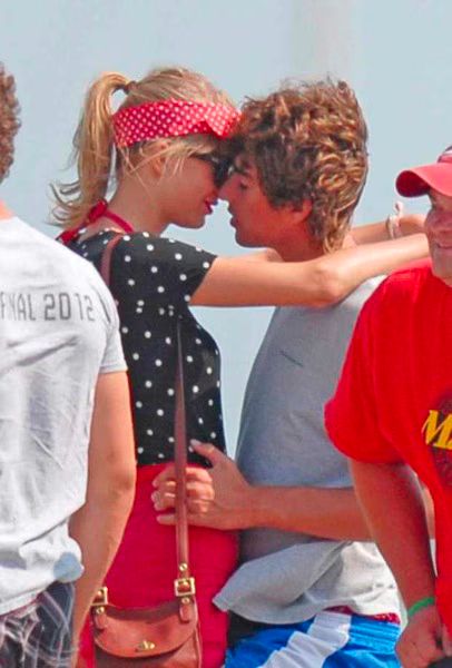 Taylor Swift and Conor Kennedy - Kissing - Photo 01-2012-08-20.jpg Taylor Swift and Conor Kennedy Kissing Photo 01 2012 08 20