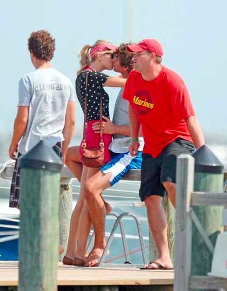 Taylor Swift and Conor Kennedy - Kissing - Photo 02-2012-08-20.jpg Taylor Swift and Conor Kennedy Kissing Photo 02 2012 08 20