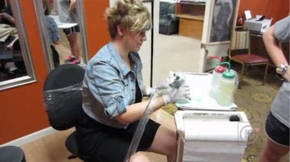 Erika Van Pelt Tattoos A Fan - American Idol Bus Tour 2012 - Video