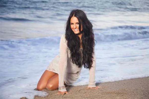 Pia Toscano splits with Interscope and 19 Recordings